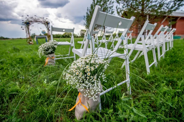 Asientos de boda decorados con hermosas margaritas —  Fotos de Stock