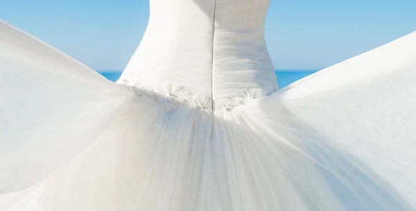 Vestido de noiva contra o mar — Fotografia de Stock