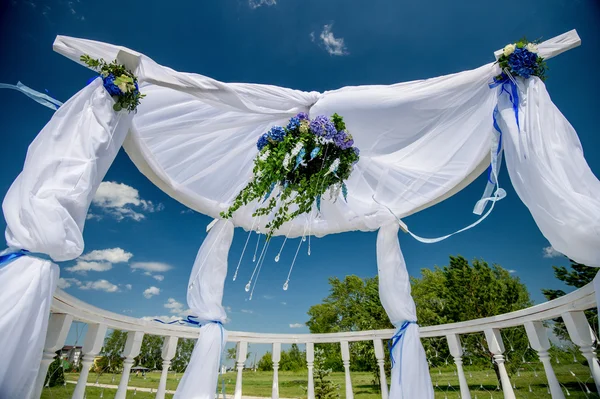 Recepción de boda decorada con textiles blancos y flores —  Fotos de Stock