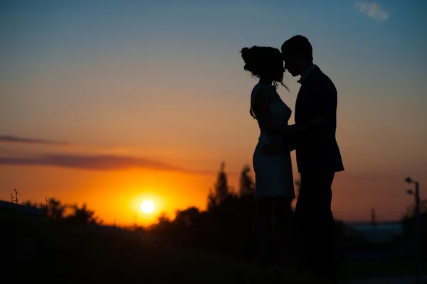 Silhouette d'un couple aimant — Photo