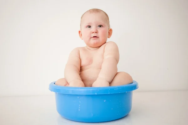 Baby is bathed in a basin — Stock Photo, Image