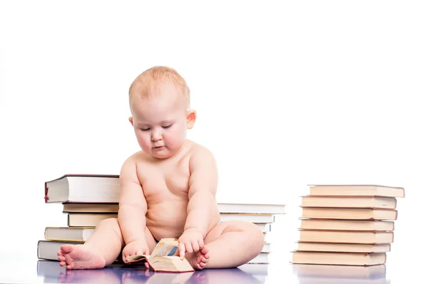 Weinig meisje lezen van boeken — Stockfoto