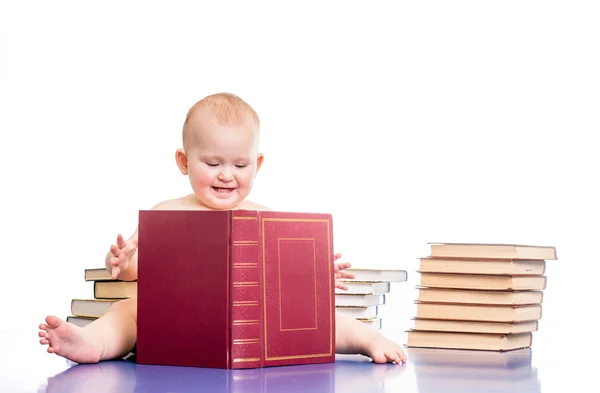 Meisje omringd door boeken — Stockfoto