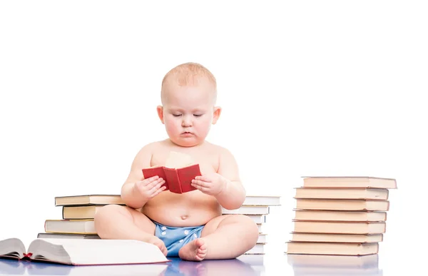 Weinig meisje lezen van boeken — Stockfoto