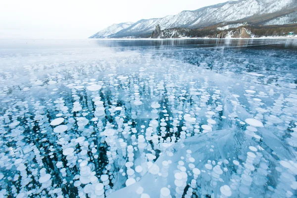 Bubbles of methane gas frozen into clear ice — Stock Photo, Image