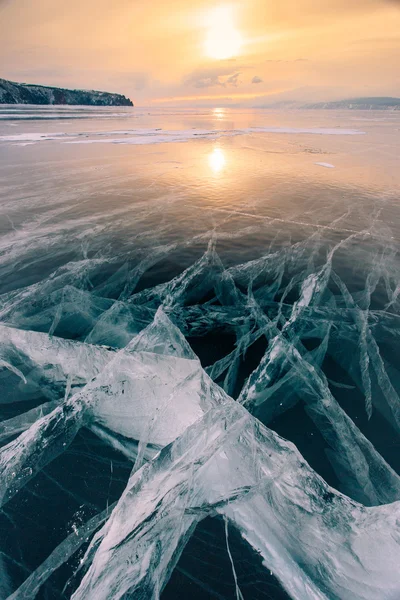 Rachaduras no gelo do Lago Baikal ao pôr do sol — Fotografia de Stock