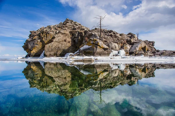 Mirroring île dans l'eau au lac Baïkal — Photo