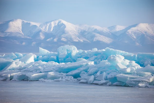 Piatto di ghiaccio di smeraldo su sfondo di montagne — Foto Stock