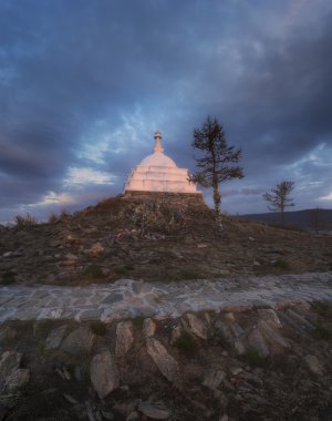 Baykal ın Budist stupa şafak