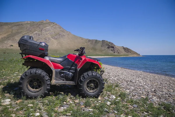 ATVs Οχήματα υπαίθριων δραστηριοτήτων στο φόντο της ακτής — Φωτογραφία Αρχείου