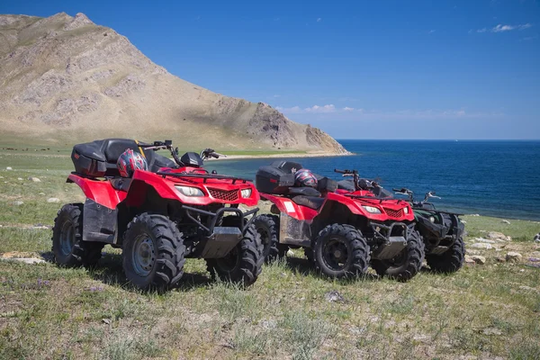 ATVs Οχήματα υπαίθριων δραστηριοτήτων στο φόντο της ακτής — Φωτογραφία Αρχείου