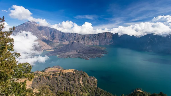 Panorama de un volcán activo — Foto de Stock