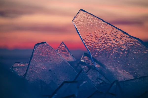 Bella trasparente ghiaccio galleggia al tramonto . — Foto Stock