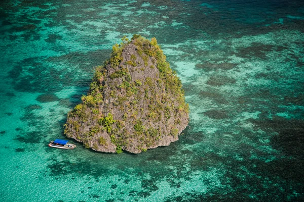 Paradise Island atolón en el mar — Foto de Stock