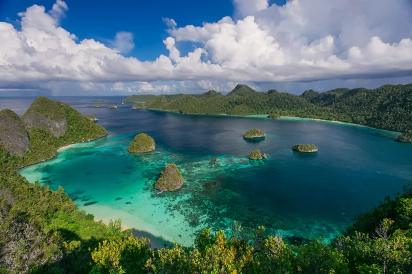 El archipiélago de islas paradisíacas en el océano Imágenes de stock libres de derechos