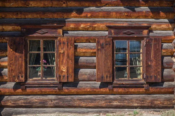 Ventanas en una casa de madera tradicional — Foto de Stock