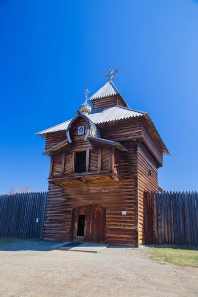 Der hölzerne Turm mit dem orthodoxen Kreuz — Stockfoto