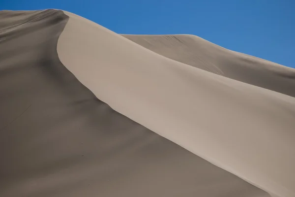Sand dunes in the desert — Stock Photo, Image