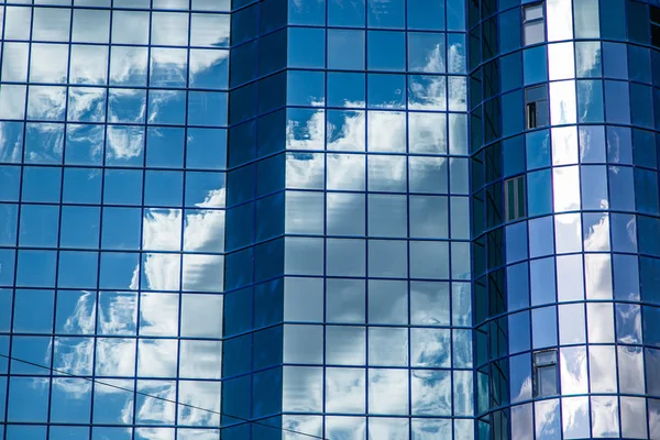 De lucht wordt weerspiegeld in de wolkenkrabber — Stockfoto