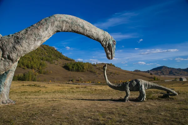 Гигантский динозавр кормит своего ребенка — стоковое фото