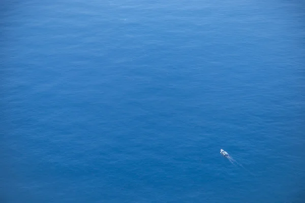 Grand bateau naviguant sur l'océan ouvert — Photo
