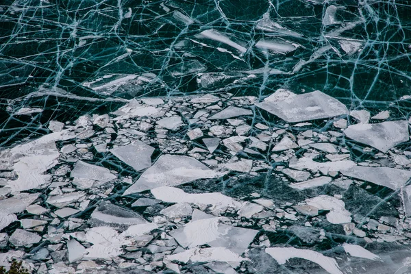 Afgescheiden ice floes drijvend in open water — Stockfoto