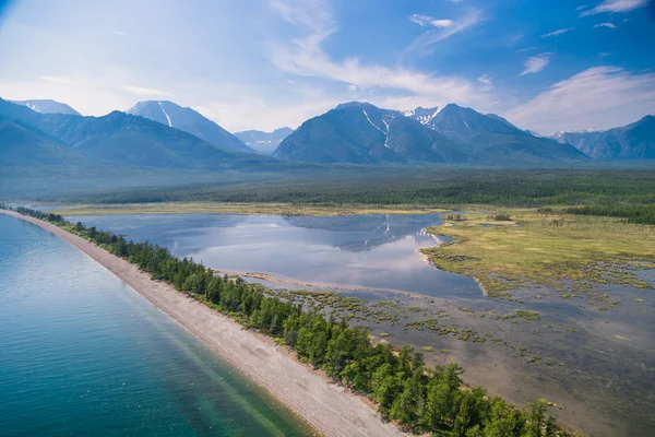 Côte sauvage avec montagnes et forêt des airs — Photo