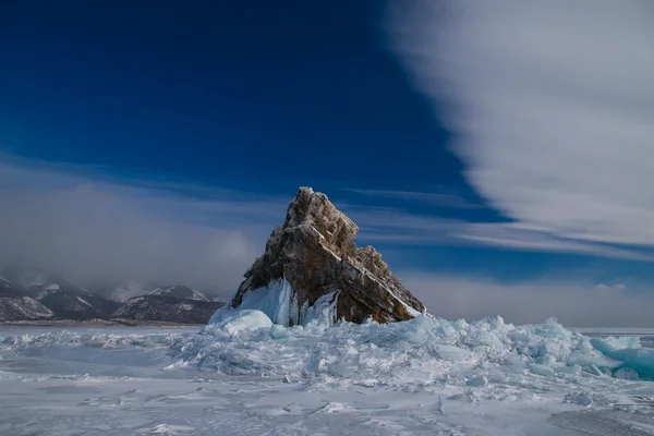 Скелястий острів у льоду — стокове фото