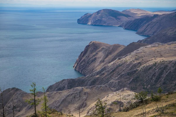 Das felsige Ufer des Baikalsees — Stockfoto