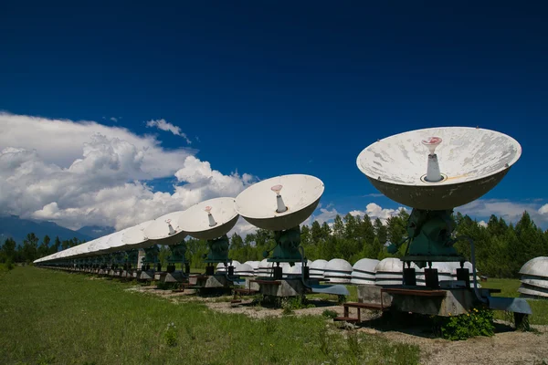 Radiotelescópio nas montanhas — Fotografia de Stock
