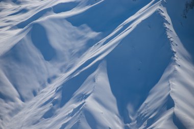 Hindistan Himalayalar'da saf kar yamaçları.