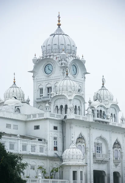 El edificio blanco en el templo dorado Imagen De Stock