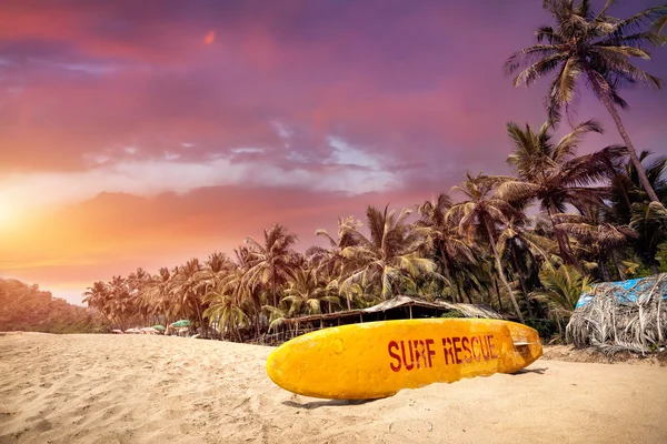 Pôr do sol tropical na praia de Goa — Fotografia de Stock