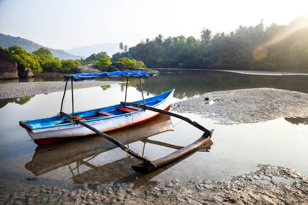 Barco de pescadores na praia de Goa — Fotografia de Stock