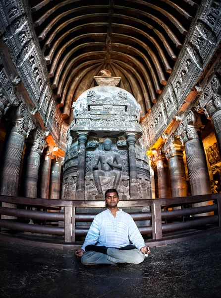 Meditáció Ajanta barlangok Indiában — Stock Fotó