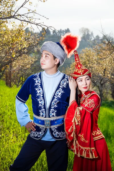 Kazakiska par i etniska dräkt — Stockfoto