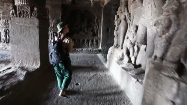 Туристичні Аджанта печера — стокове відео