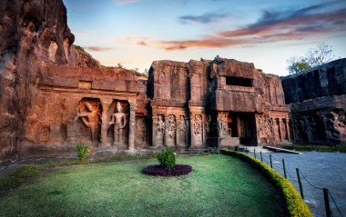 Hindistan mağaralarda Ellora