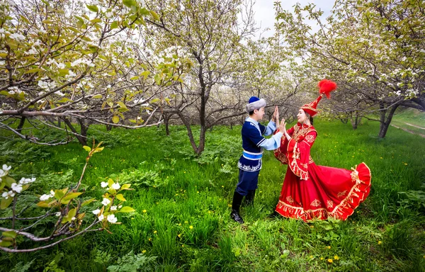 Καζαχστανικά ζευγάρι με παραδοσιακή φορεσιά — Φωτογραφία Αρχείου
