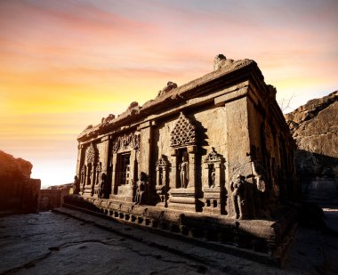 Hindistan mağaralarda Ellora