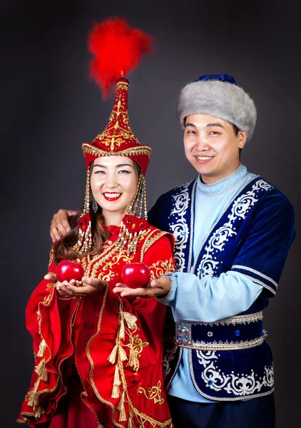 Καζαχστανικά ζευγάρι σε εθνικές ενδυμασίες Καζακστάν — Φωτογραφία Αρχείου