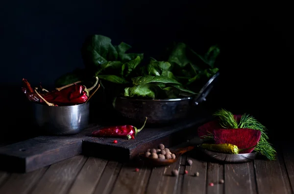 빨간 고추와 시금치 잎 — 스톡 사진