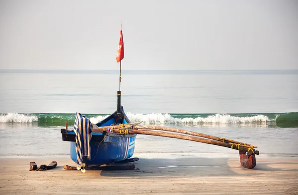 Barco de pescadores en la playa de Goa — Foto de Stock