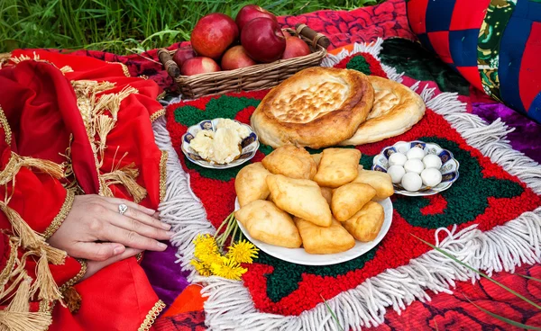 Kvinna med vigselring på picknick — Stockfoto