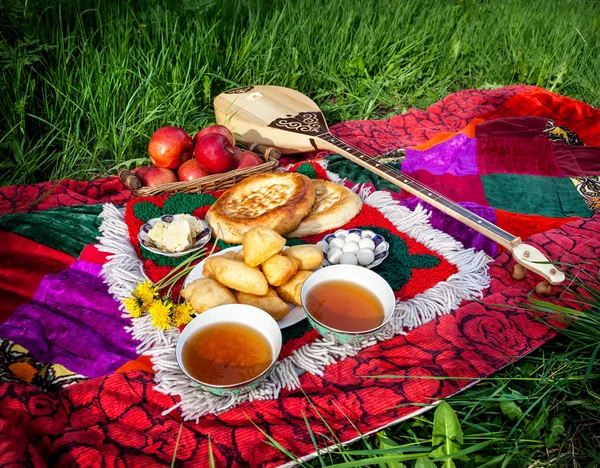 Piknik Svatodušní kazašské tradiční jídlo — Stock fotografie