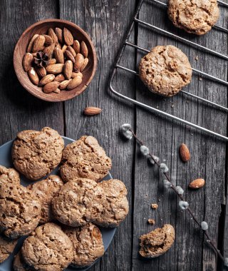 Rustik ahşap masa üzerinde Badem Çerezler 