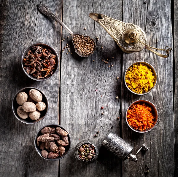 Épices à table en bois — Photo