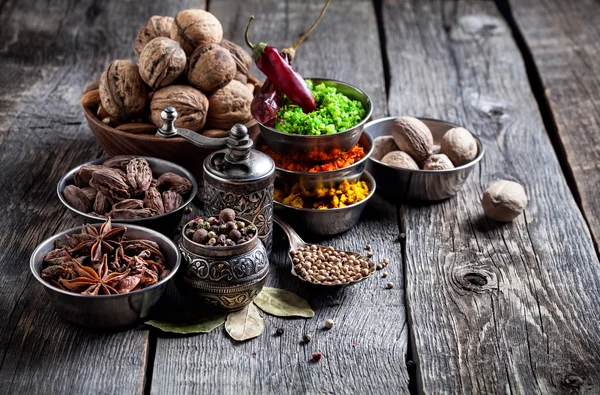 Kryddor och nötter på träbord — Stockfoto