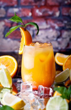 Tropikal turuncu buz küpleri ile kokteyl