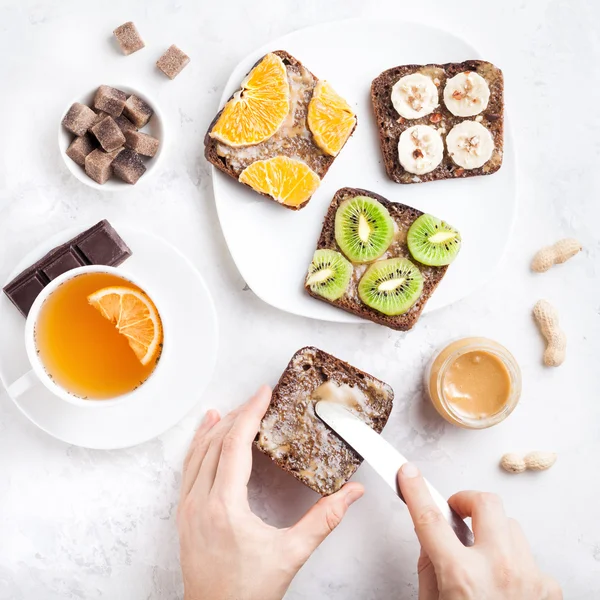 Healthy fruit sandwiches with peanut butter — Stock Photo, Image